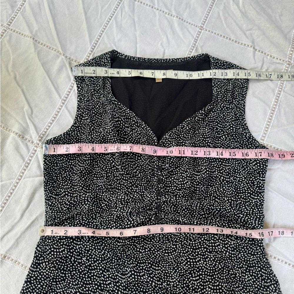 Notations Black and White Fitted Sleeveless Blouse - Picture 7 of 9
